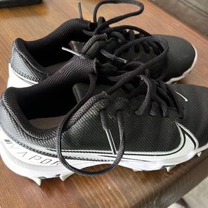 Kids vapor edge football cleats size 3Y